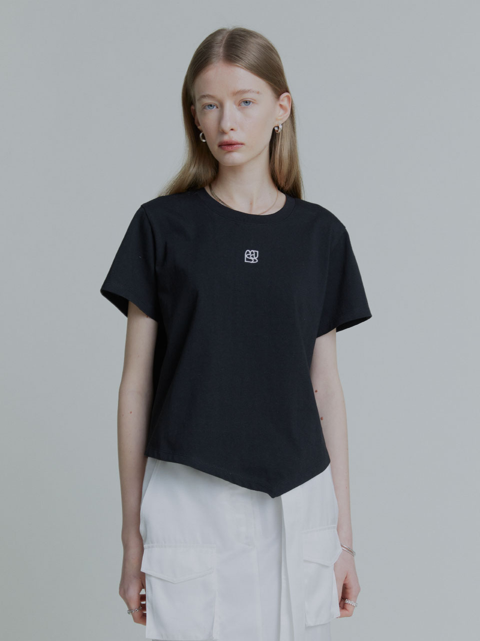 KALO Embroidered Unbalanced Hem T-shirt_Black