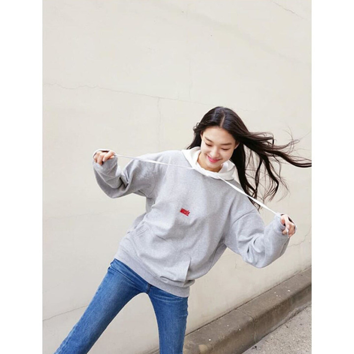 [김설희] MUSÉE Oversized contrast logo hoodie- White/Gray