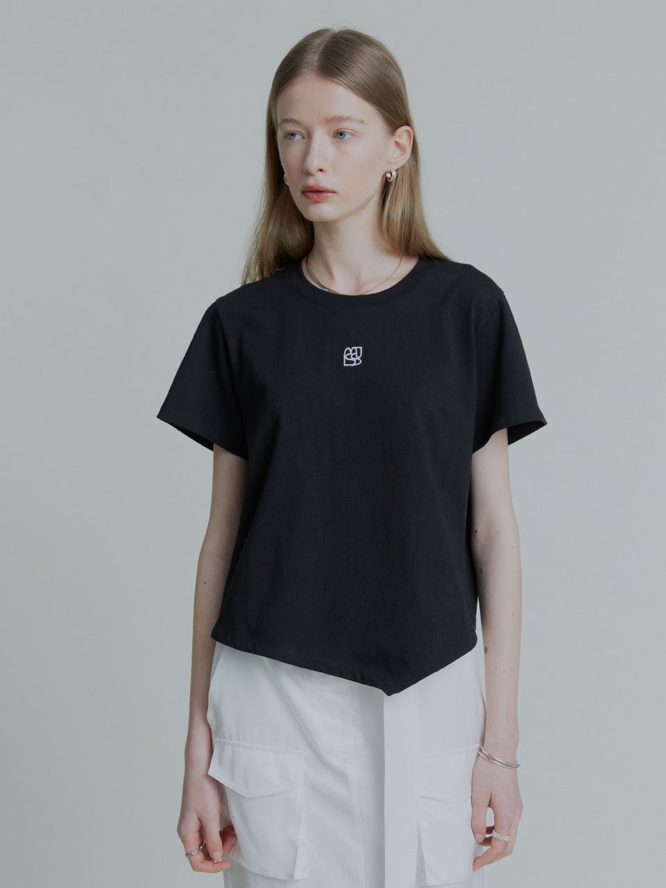 KALO Embroidered Unbalanced Hem T-shirt_Black