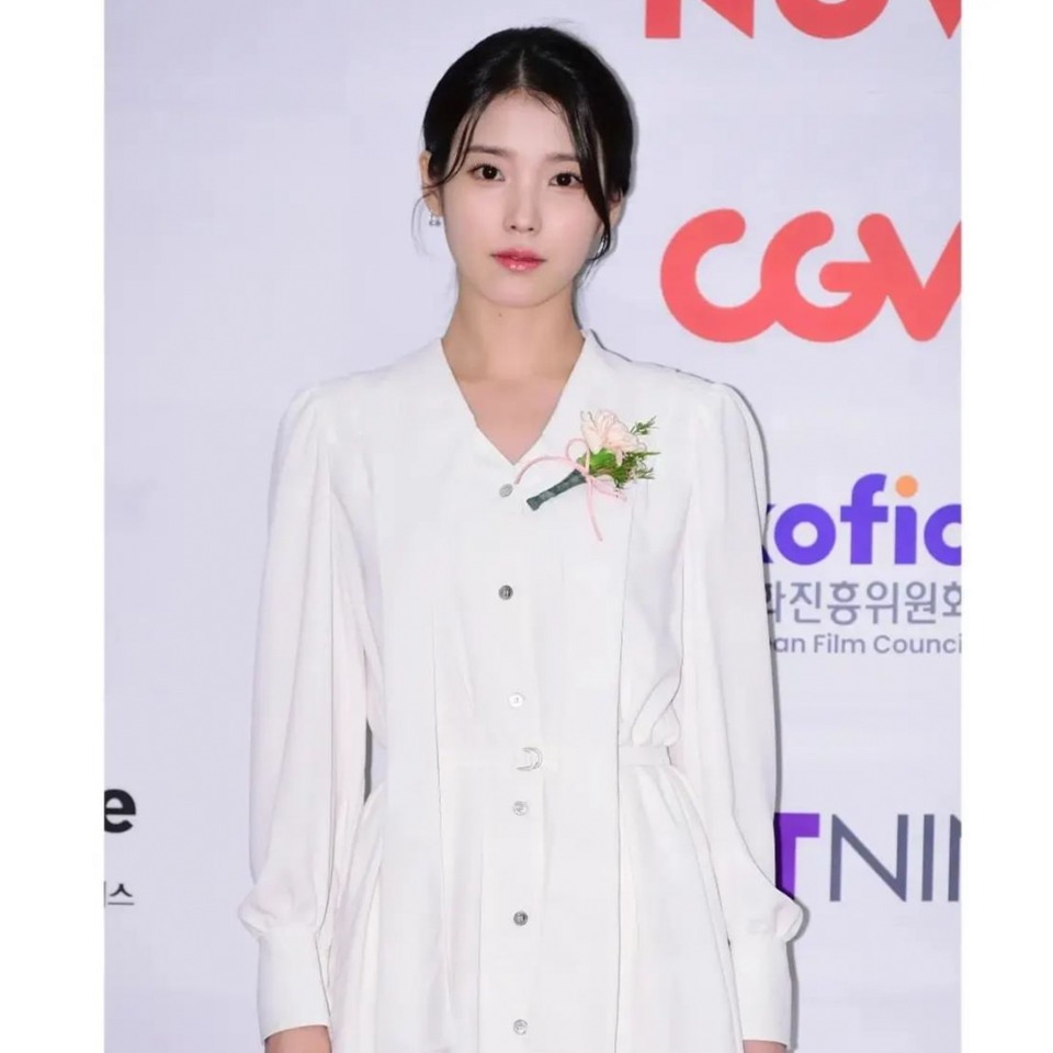 [아이유 착용]GISELLE Detachable Collar Shirring Dress_Cream Ivory