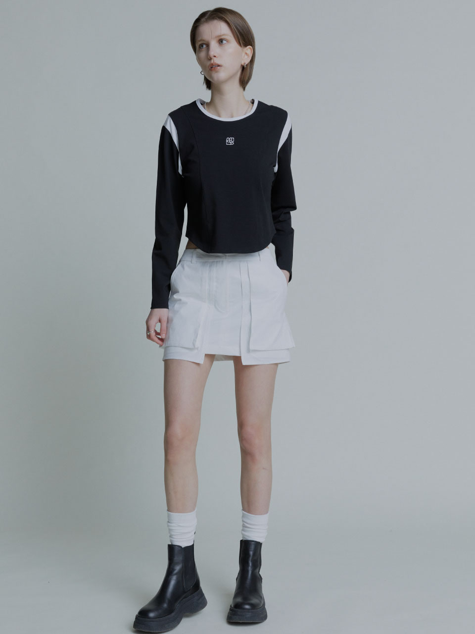 CRIIS Embroidered Color Point Curved Hem Crop Top_Black